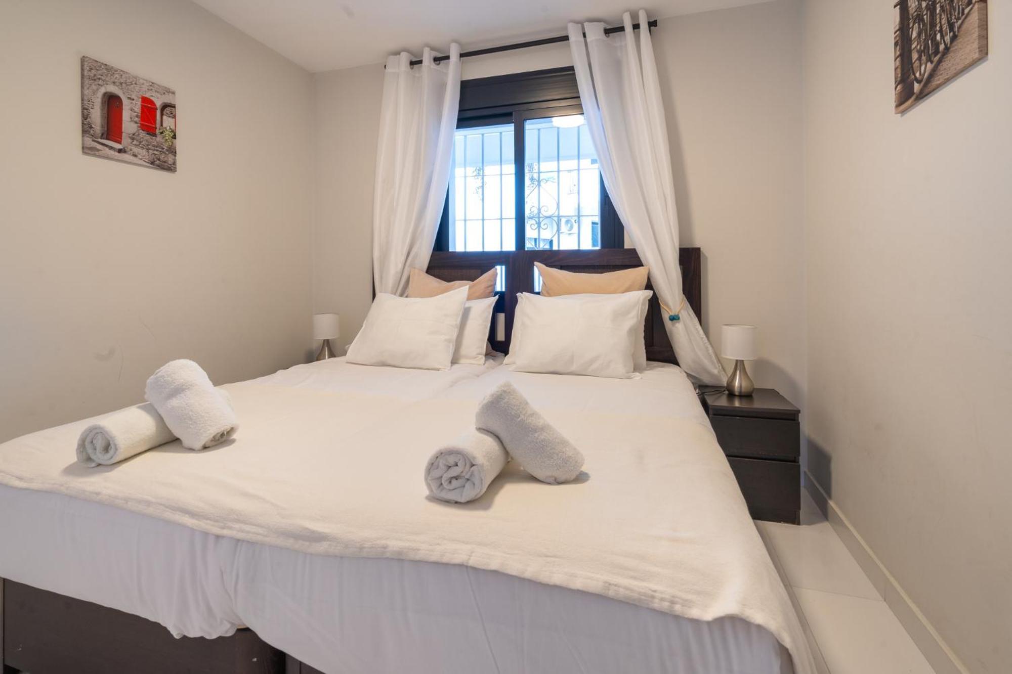 Puerto Banus Two Bedroom Luxurious With Parking Apartment *